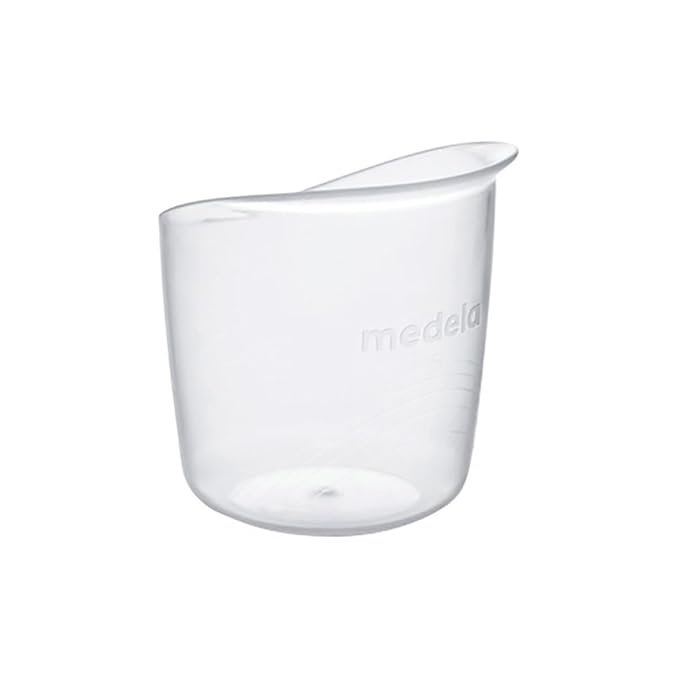 Single Medela disposable feeding cup, designed for accurate baby feeding in a hygienic and convenient way.