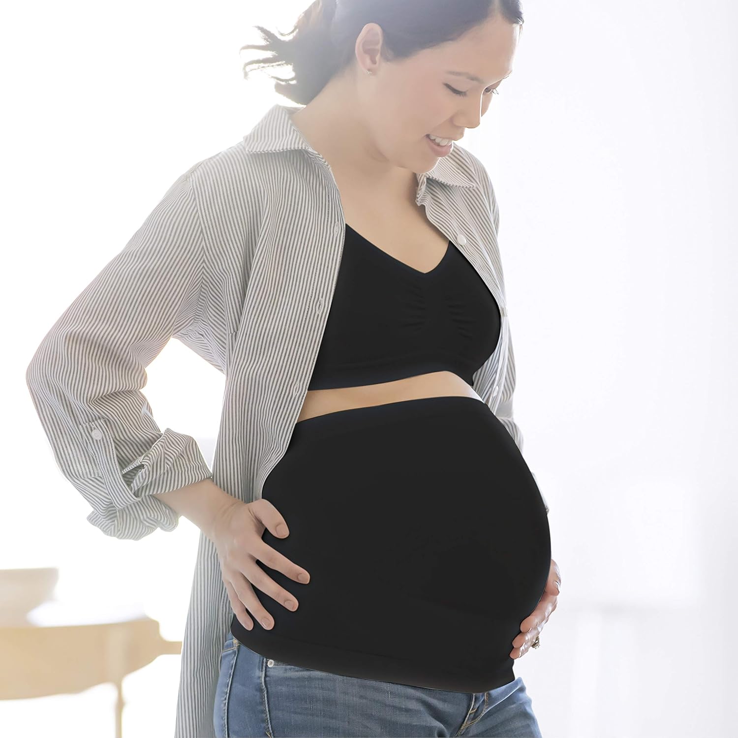 Mom wearing Medela black supportive belly band, showing comfortable and flexible fit.